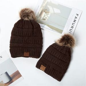 Ensemble De Bonnets Coordonnés Pour La Famille Couleur Chocolat