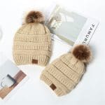 Ensemble De Bonnets Coordonnés Pour La Famille En Beige