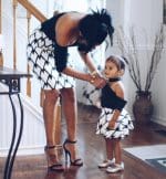 Mère Et Fille En Tenues Assorties : Robes De Tailleur